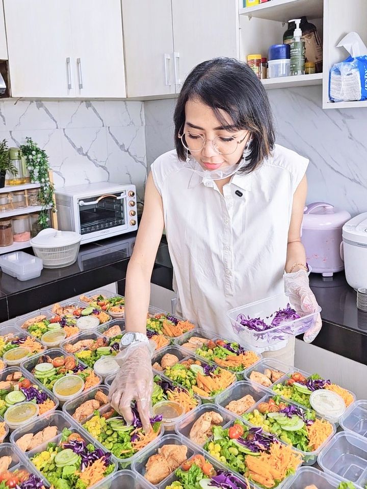 Kak Vonny dengan puluhan box salad pesanan