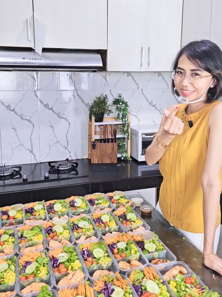 Kak Vonny dengan puluhan box salad pesanan